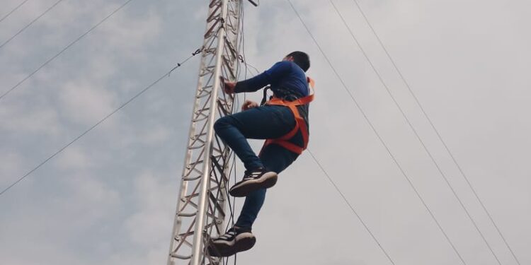 Mantenimiento correctivo del repetidor WIFI libre de la Plaza Bolívar.